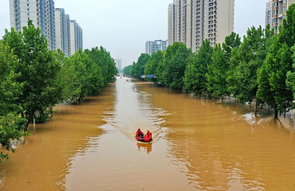 救援人員在河北省涿州市市區(qū)乘坐沖鋒舟前去轉(zhuǎn)移受災(zāi)群眾（8月2日攝，無人機照片）。新華社記者 牟宇 攝