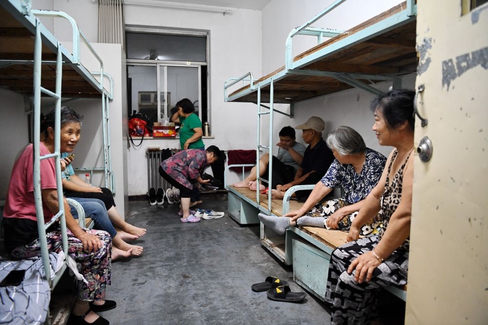 群眾在河北省涿州市職教中心安置點內(nèi)休息（8月1日攝）。新華社記者 牟宇 攝