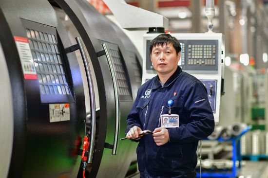 孫明在數(shù)控機(jī)床生產(chǎn)車間。航空工業(yè)沈飛供圖