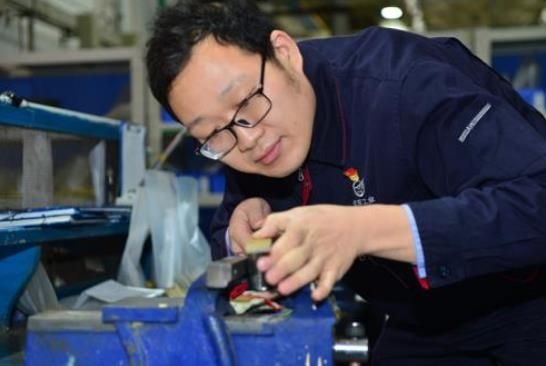 工作中的方文墨。航空工業(yè)沈飛供圖