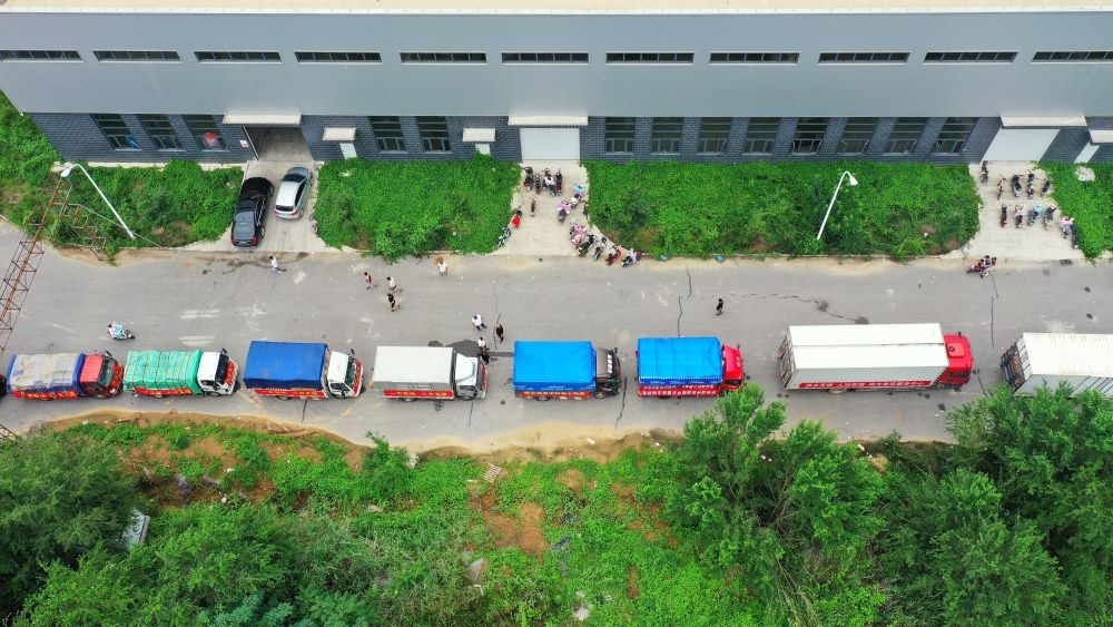 在河北省涿州市鋼研物資儲備點外，運送物資的車輛排起長隊（8月5日攝，無人機照片）。新華社記者 牟宇 攝