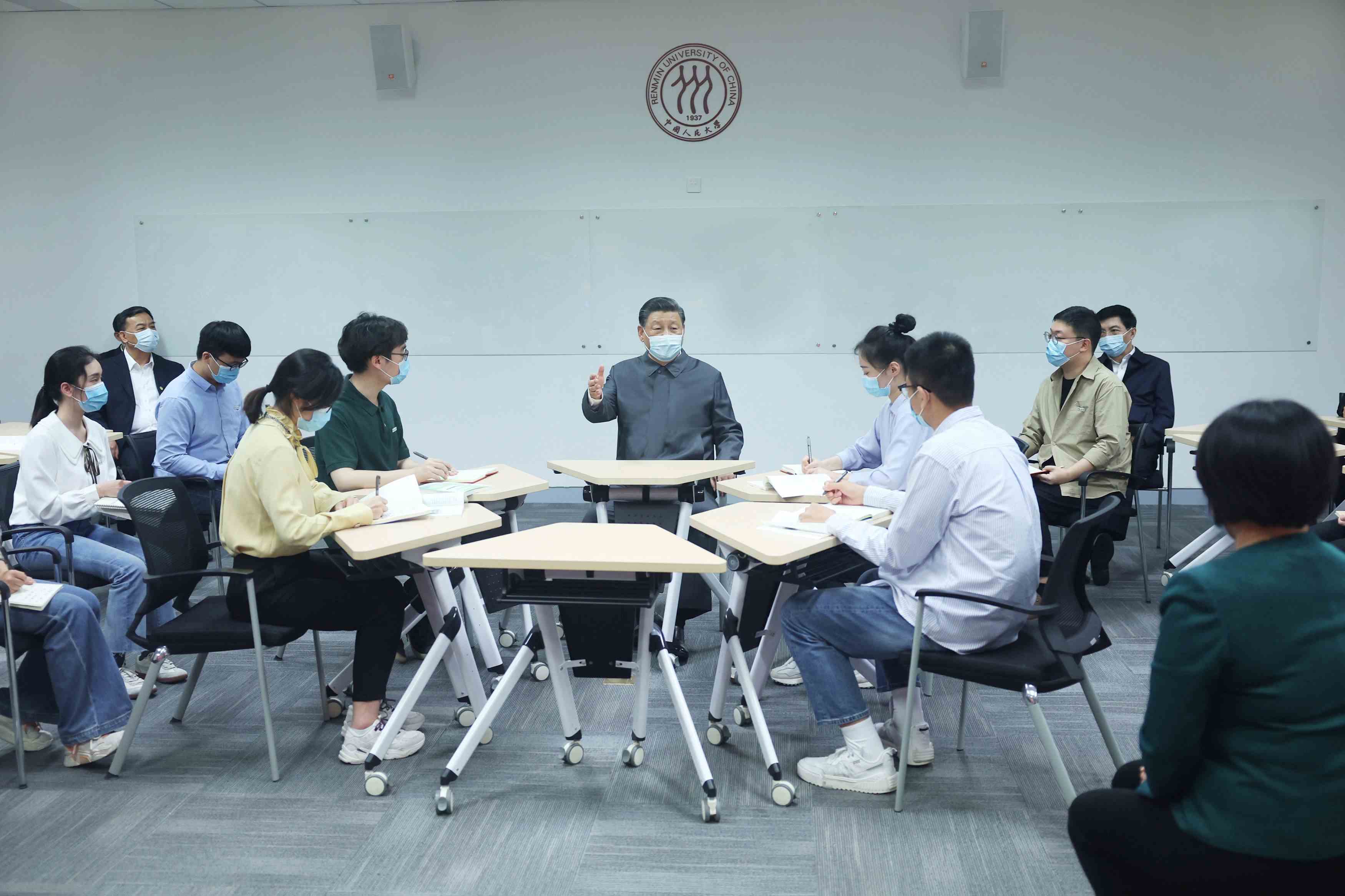 2022年4月25日，習(xí)近平總書(shū)記來(lái)到中國(guó)人民大學(xué)考察調(diào)研。這是總書(shū)記在立德樓觀摩思政課智慧教室現(xiàn)場(chǎng)教學(xué)并參與討論。