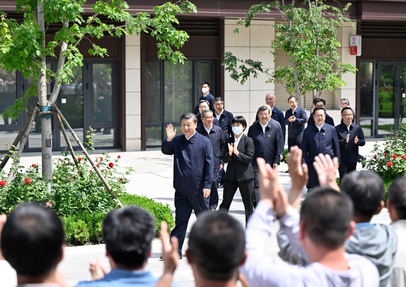 2023年5月10日，習近平在河北省雄安新區(qū)容東片區(qū)南文營社區(qū)考察。
