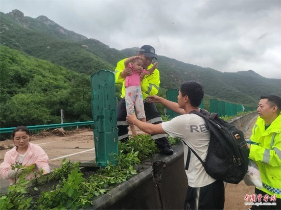 7月31日，張涿高速，高速交警涿鹿大隊民警救助洪水被困群眾。