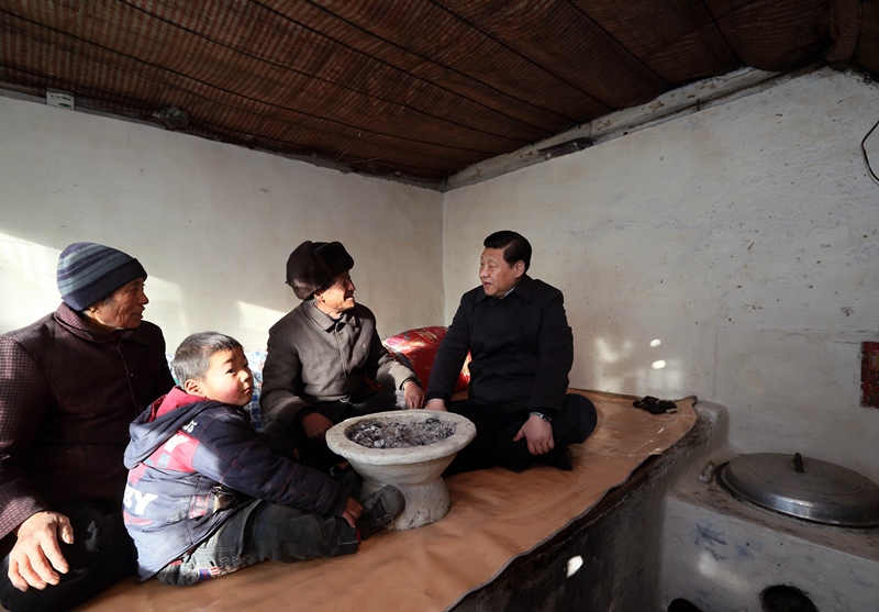 2012年12月30日，習近平在河北省阜平縣龍泉關鎮(zhèn)駱駝灣村看望唐榮斌老人一家。