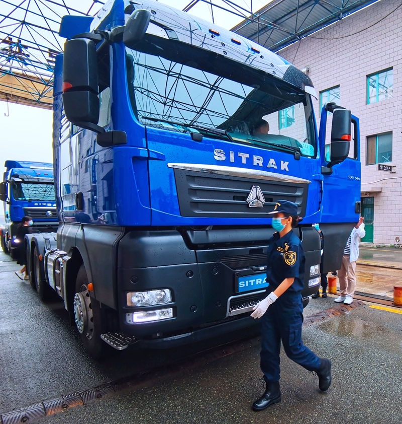 關員正在對出口車輛進行登臨檢查。人民網(wǎng)記者 栗翹楚攝