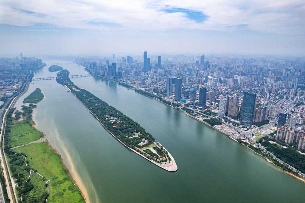 這是6月9日拍攝的長沙橘子洲景區(qū)（無人機照片）。新華社記者 陳思汗 攝