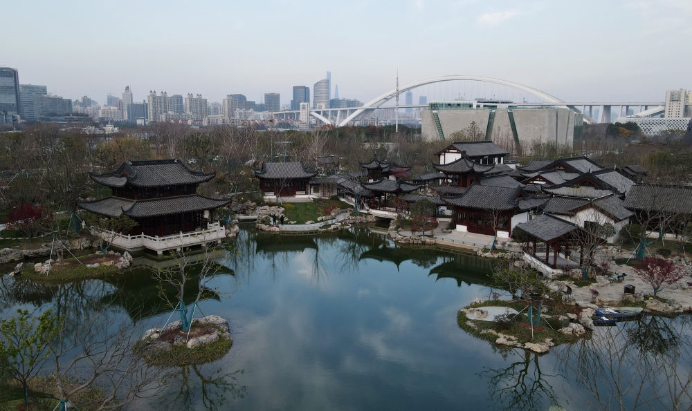 俯瞰位于浦東新區(qū)的上海世博文化公園“申園”中式園林（2021年12月20日攝，無人機(jī)照片）。新華社記者 方喆 攝