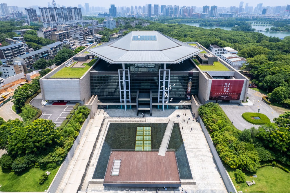 這是在長沙市開福區(qū)拍攝的湖南博物院及周邊景色（無人機照片，6月7日攝）。新華社記者 陳思汗 攝
