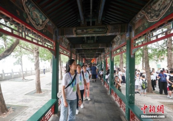 圖為學(xué)員們游覽長廊。<a target='_blank' href='/'><p align=