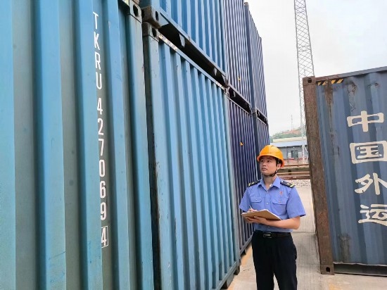 鐵路貨運(yùn)員在檢查集裝箱箱體情況、記錄箱號(hào)。中國(guó)鐵路廣州局集團(tuán)有限公司供圖