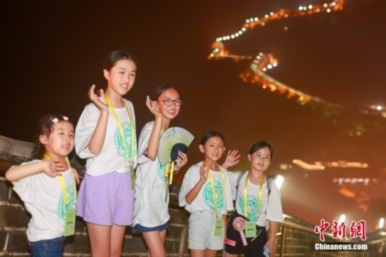 8月9日晚，2023海外華裔青少年夏季研學(xué)營的學(xué)員們夜游八達嶺長城。圖為學(xué)員們在長城上拍照。<a target='_blank' href='/'><p align=