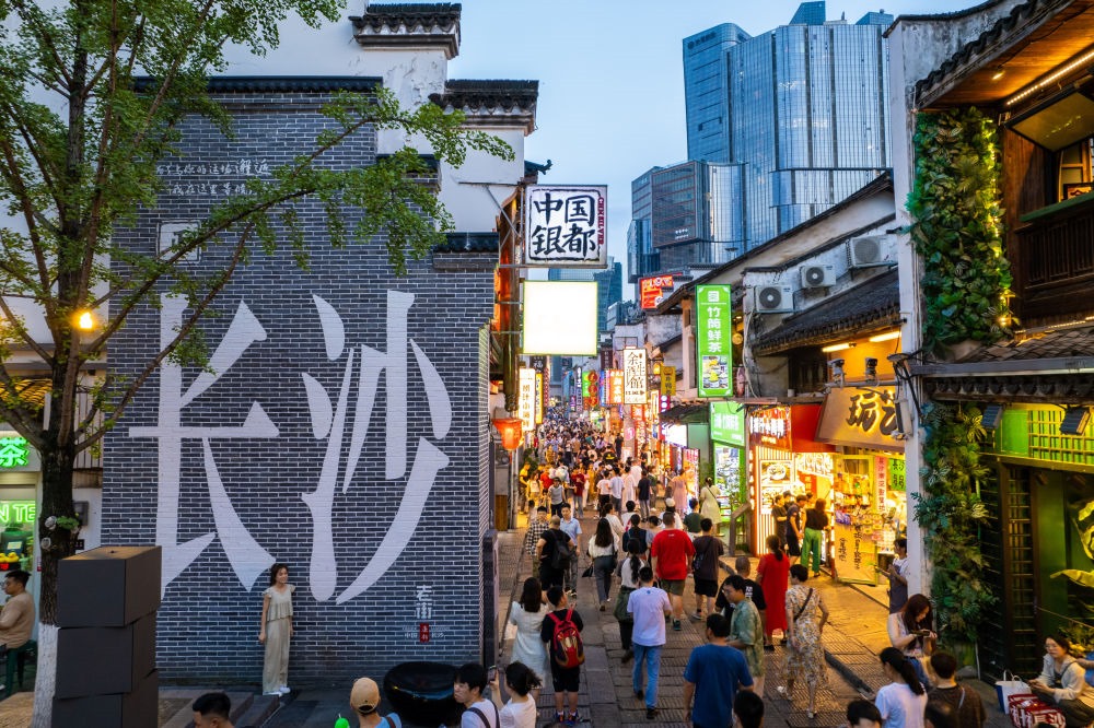 游客在長沙市天心區(qū)太平老街打卡、游玩（無人機照片，6月7日攝）。新華社記者 陳思汗 攝
