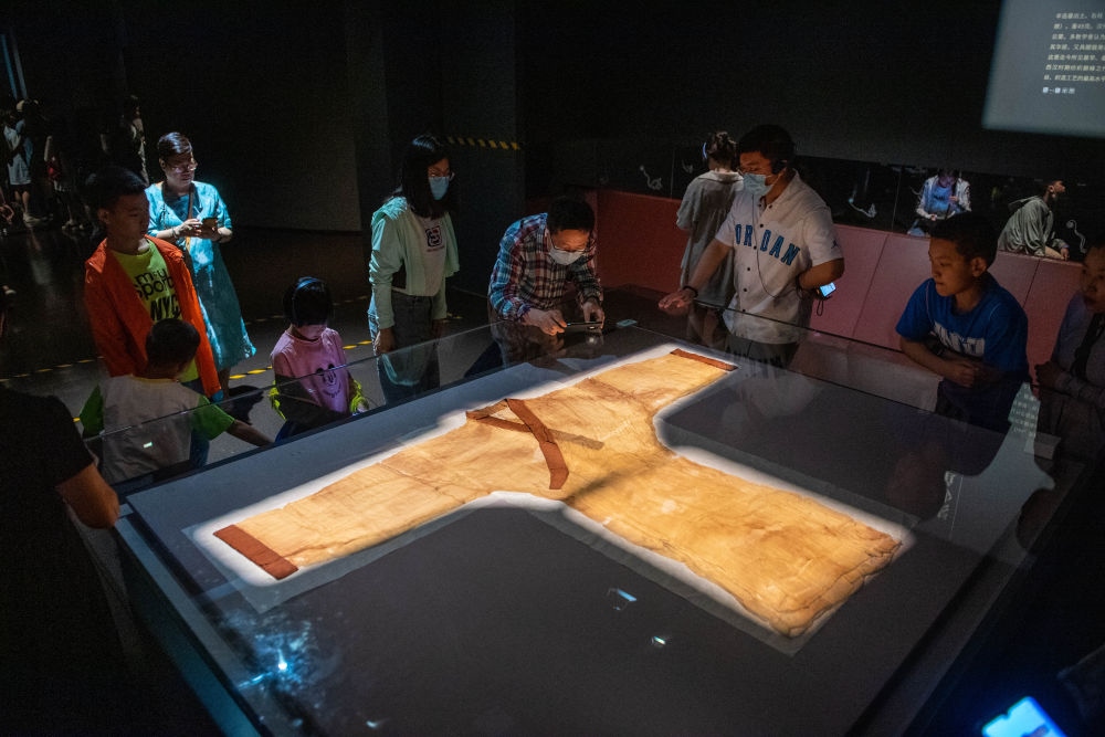 在湖南博物院，游客在參觀馬王堆漢墓出土文物“素紗單衣”（6月7日攝）。新華社記者 陳思汗 攝