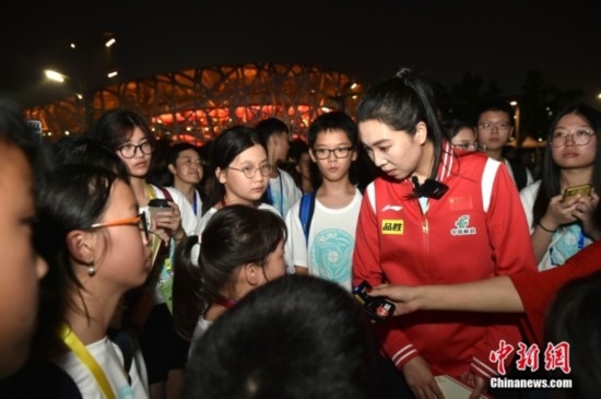 圖為小學(xué)員向李曉霞分享自己運動經(jīng)歷。<a target='_blank' href='/' ><p align=