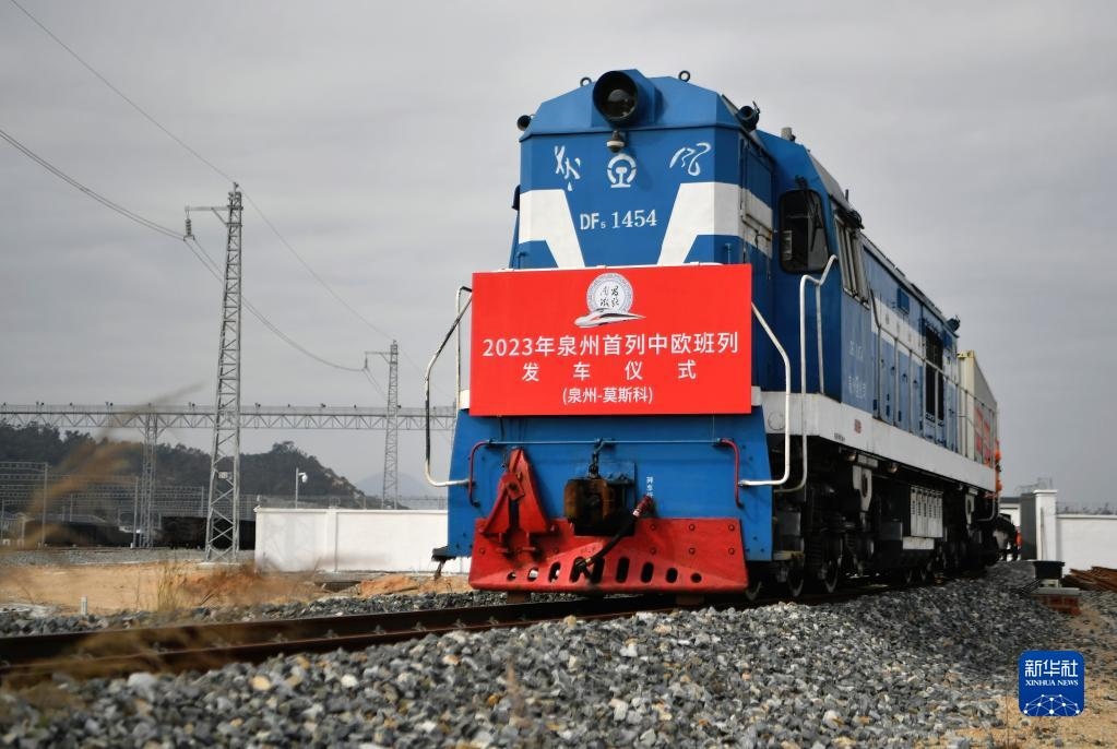 2月3日，中歐班列駛出興泉鐵路黃塘站。當(dāng)日，滿載著55個(gè)集裝箱的中歐班列，從位于福建泉州惠安縣的興泉鐵路黃塘站駛出。這是泉州今年開(kāi)出的首趟中歐班列，也是興泉鐵路開(kāi)通后的首趟泉州中歐班列。據(jù)了解，此次班列裝載產(chǎn)品主要來(lái)自泉州進(jìn)出口企業(yè)，貨重601.4噸，貨值約262.5萬(wàn)美元。新華社記者 魏培全 攝