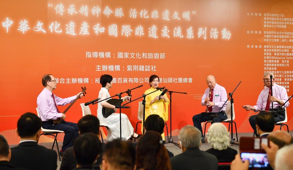 2022年11月23日，演員在“傳承精神命脈 活化非遺文明”中華文化遺產(chǎn)和國(guó)際非遺交流系列活動(dòng)開(kāi)幕式上表演非遺項(xiàng)目南音《滿空飛》。新華社記者 陳鐸 攝
