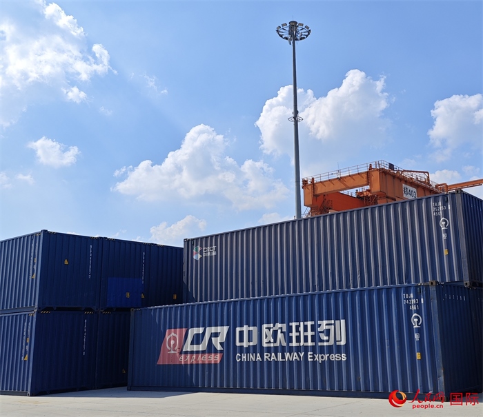 8月3日，中歐班列（中豫號）集裝箱在鄭州車站海關(guān)等候查驗。人民網(wǎng) 崔譯戈攝