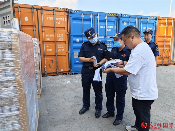 8月3日，鄭州車站海關(guān)工作人員在查驗報關(guān)貨物。人民網(wǎng) 崔譯戈攝