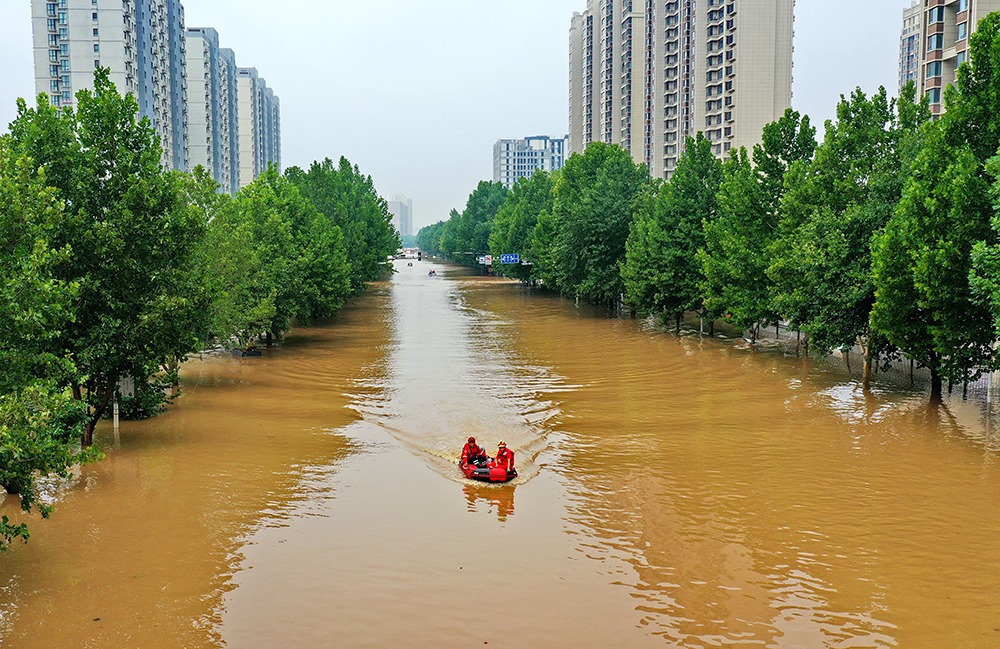 2023年8月2日，救援人員在河北省涿州市市區(qū)乘坐沖鋒舟前去轉(zhuǎn)移受災(zāi)群眾。