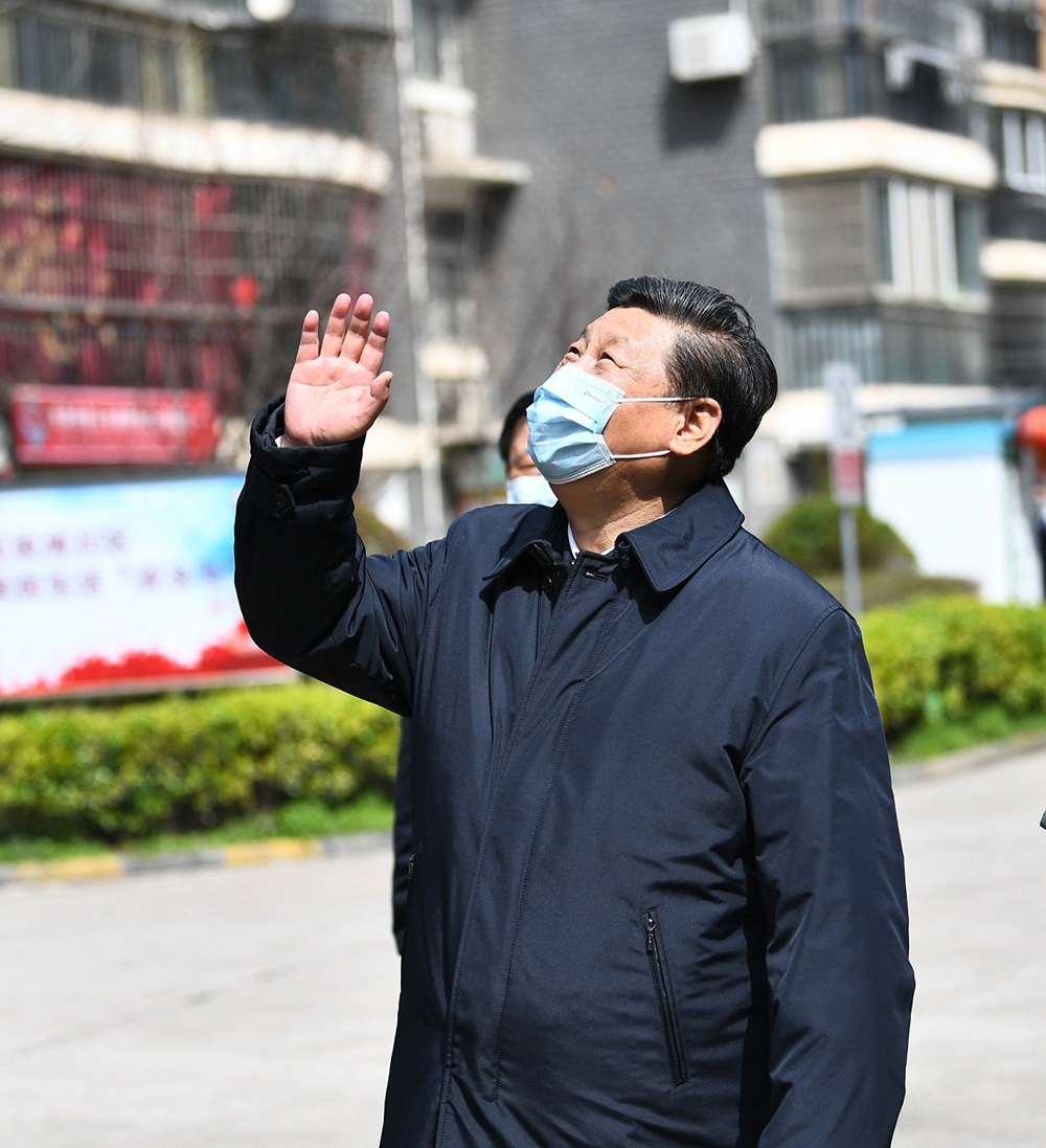 2020年3月10日，習(xí)近平總書記在湖北省武漢市東湖新城社區(qū)考察時(shí)，向在家隔離居住的居民揮手致意、表示慰問。