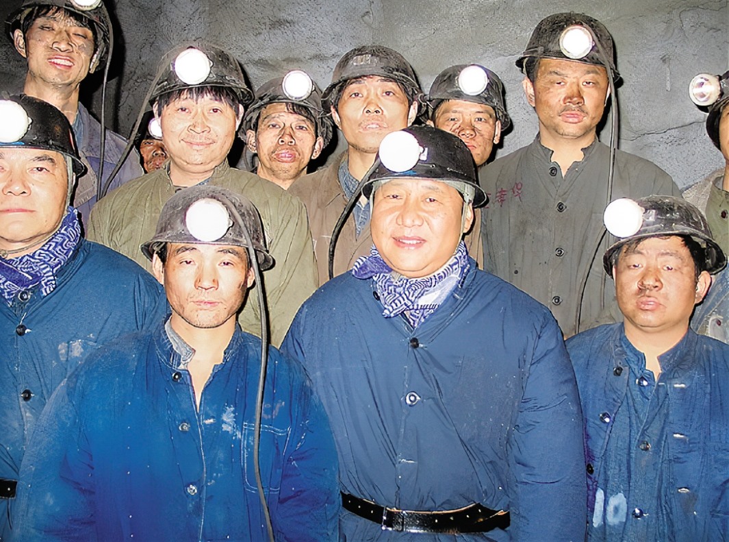 2005年1月26日，習(xí)近平在浙江省湖州市長(zhǎng)興縣長(zhǎng)廣煤礦井下慰問煤礦工人。