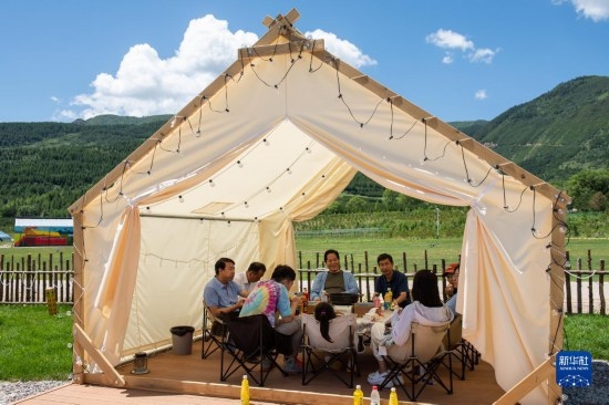 8月12日，游客在寧夏固原市涇源縣大灣鄉(xiāng)楊嶺村品嘗當(dāng)?shù)孛朗?。新華社記者 李旭倫 攝