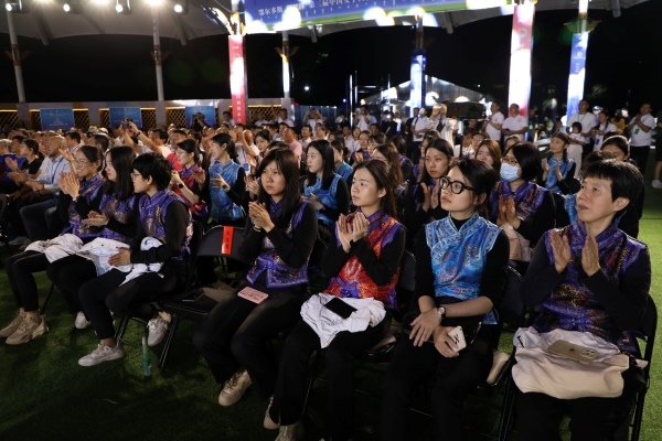 第三屆中國女子圍棋名人戰(zhàn)本賽32棋手悉數亮相開幕式。人民網記者 李乃妍攝