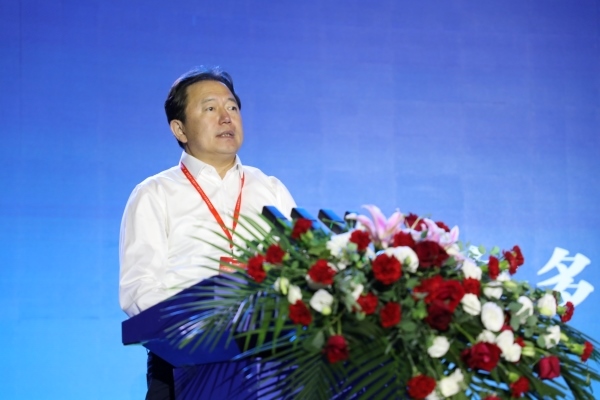 鄂爾多斯市委常委、伊金霍洛旗委書記華瑞鋒致辭。人民網記者 李乃妍攝