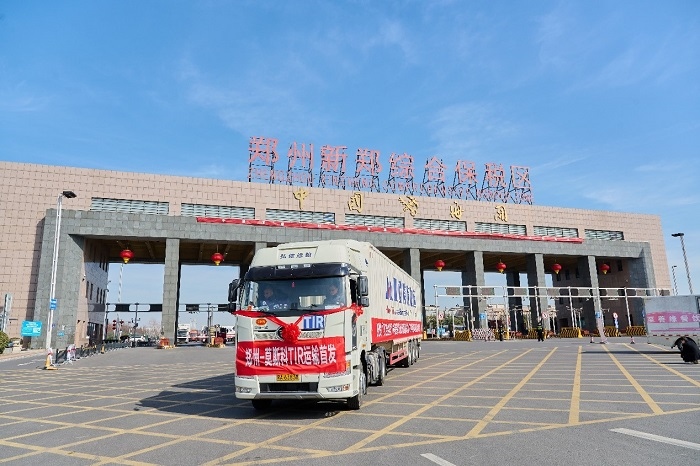 2023年2月20日，鄭州—莫斯科TIR運輸首發(fā)車輛駛出鄭州新鄭綜合保稅區(qū)。新鄭海關供圖