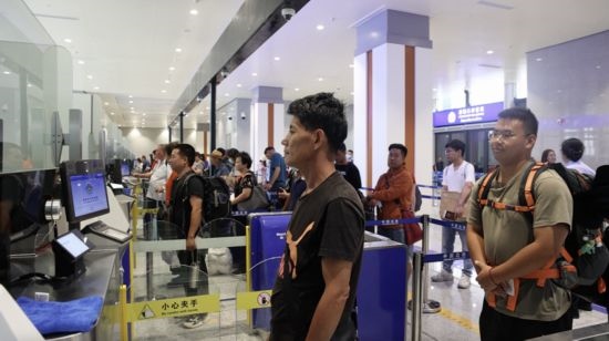 6月13日，乘坐中老鐵路國(guó)際旅客列車的旅客在磨憨邊檢大廳排隊(duì)候檢。李揚(yáng) 攝