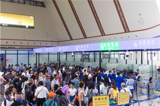 7月22日，乘坐中老鐵路國(guó)際旅客列車的旅客在磨憨邊檢大廳排隊(duì)候檢。衛(wèi)海林 攝