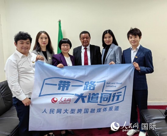 穆拉圖·特肖梅與人民網(wǎng)記者合影。