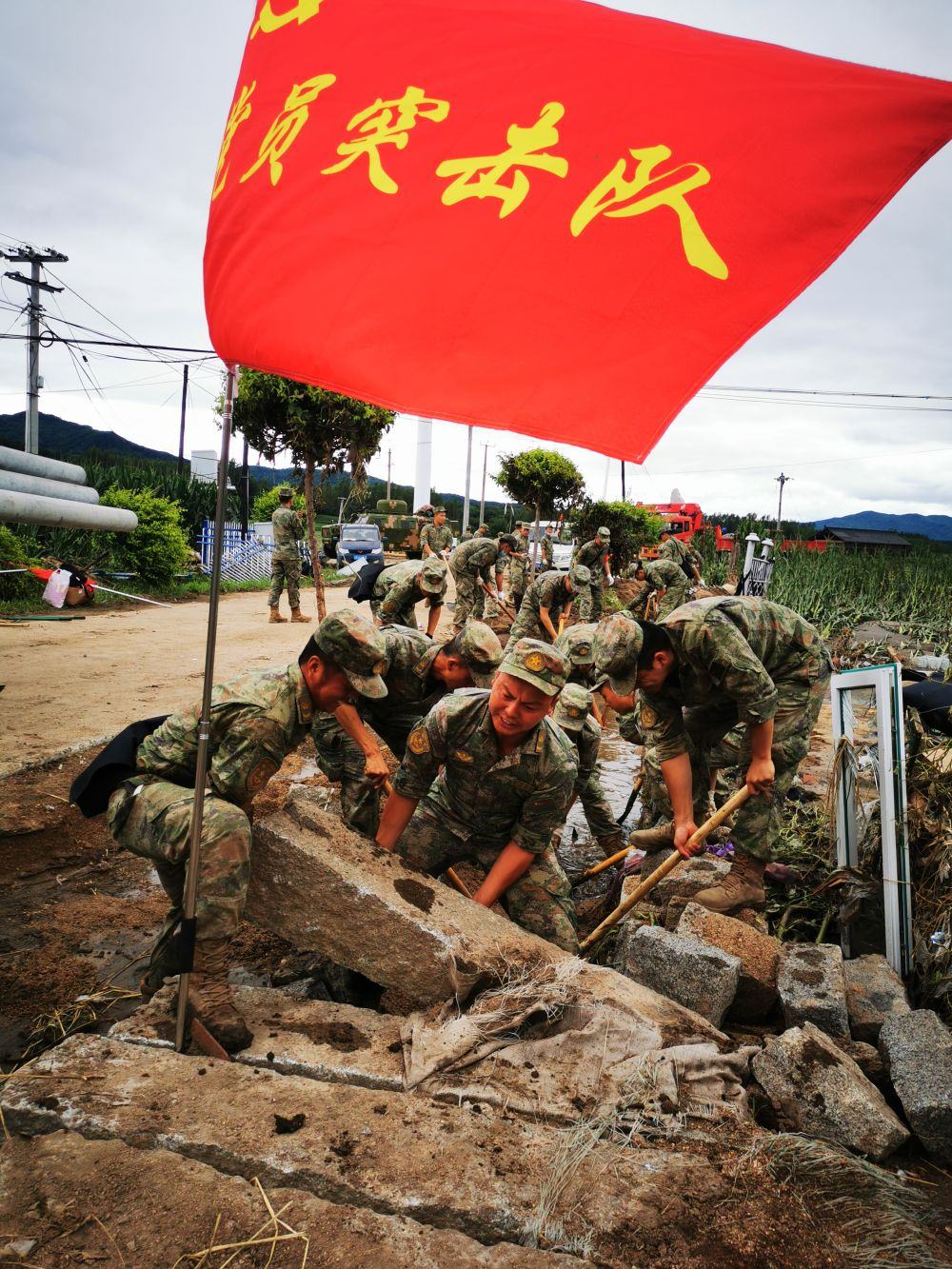 8月7日，陸軍第78集團(tuán)軍某旅組織黨員突擊隊(duì)在吉林舒蘭市七里鄉(xiāng)清理路障。新華社發(fā)（劉洋 攝）