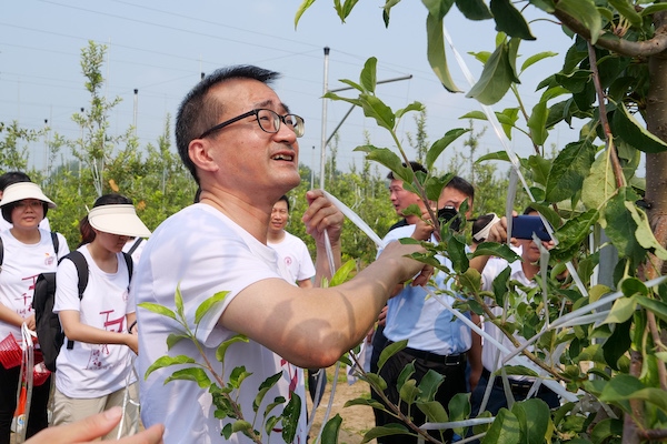 上財校長劉元春帶領(lǐng)河北保定“千村調(diào)查”分隊開展勞動實踐。校方供圖