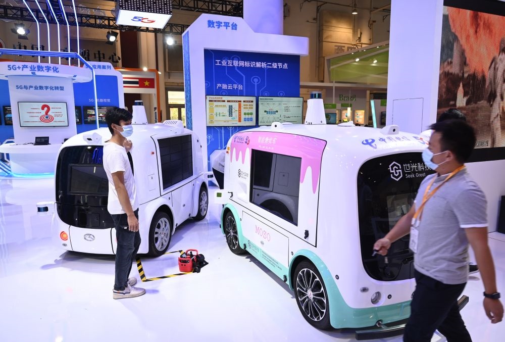中國(guó)制造的智能汽車(chē)模型在2021金磚國(guó)家新工業(yè)革命展現(xiàn)場(chǎng)展出（2021年9月9日攝）。新華社記者 林善傳 攝