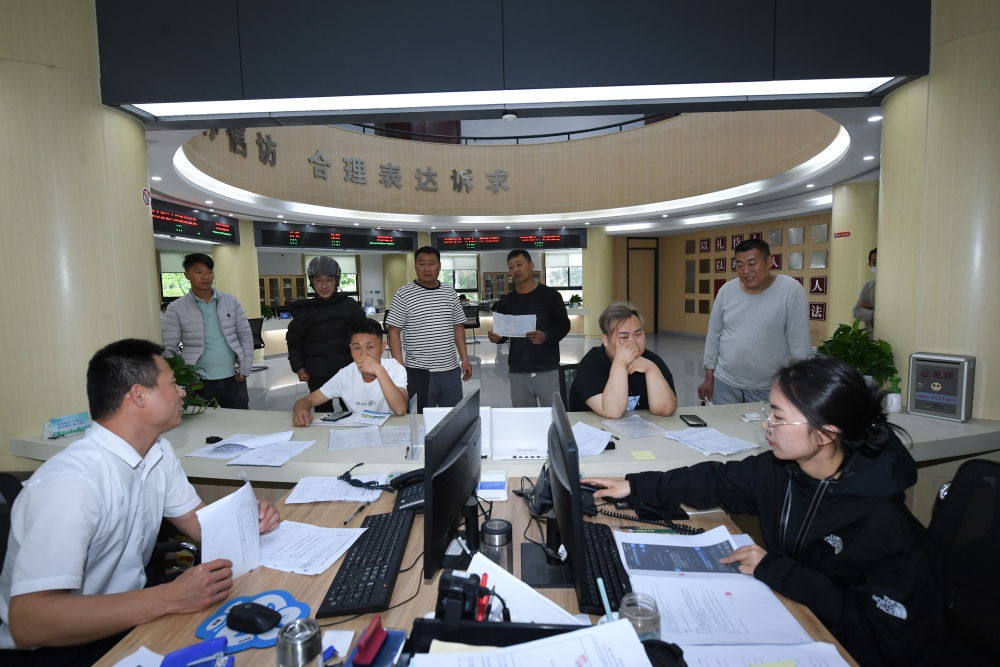 浙江省安吉縣社會治理中心工作人員在處理群眾信訪訴求（5月8日攝）。新華社記者 翁忻旸 攝