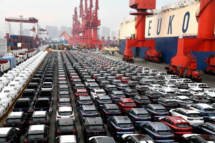 商品車(chē)在山東港口青島港大港公司八號(hào)碼頭等候裝船（2022年8月7日）。大型滾裝貨輪“晨聲輪”靠泊山東港口青島港大港公司八號(hào)碼頭，將各類(lèi)逾1900輛商品車(chē)運(yùn)往非洲。新華社記者 李紫恒 攝