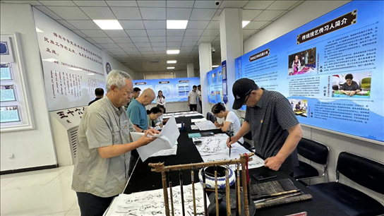 臨潢家園社區(qū)居民在書(shū)法練習(xí)室練習(xí)書(shū)法。人民網(wǎng)記者 金洪花攝