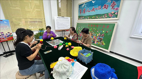 臨潢家園社區(qū)居民在社區(qū)少數(shù)民族文體活動(dòng)中心進(jìn)行刺繡編織創(chuàng)作。人民網(wǎng)記者 金洪花攝