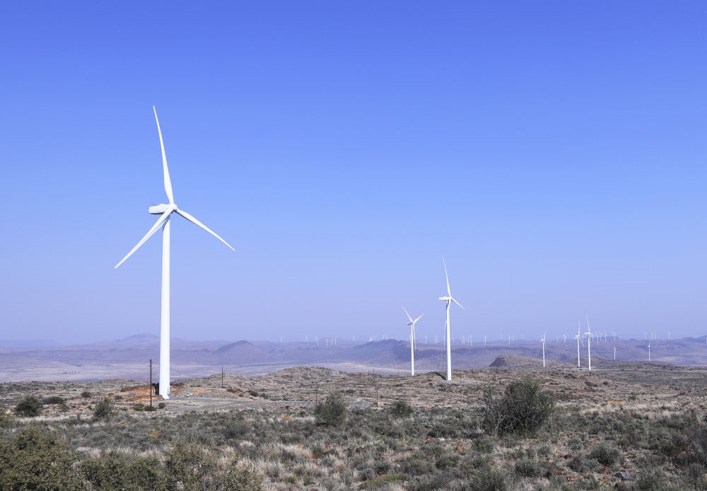 這是在南非北開普省德阿鎮(zhèn)拍攝的德阿風電項目風機（2023年8月10日攝）。由中國龍源電力集團南非公司運營的德阿風電項目每年發(fā)電量超過7.5億千瓦時，相當于節(jié)約20多萬噸標準煤，減排二氧化碳約70萬噸。