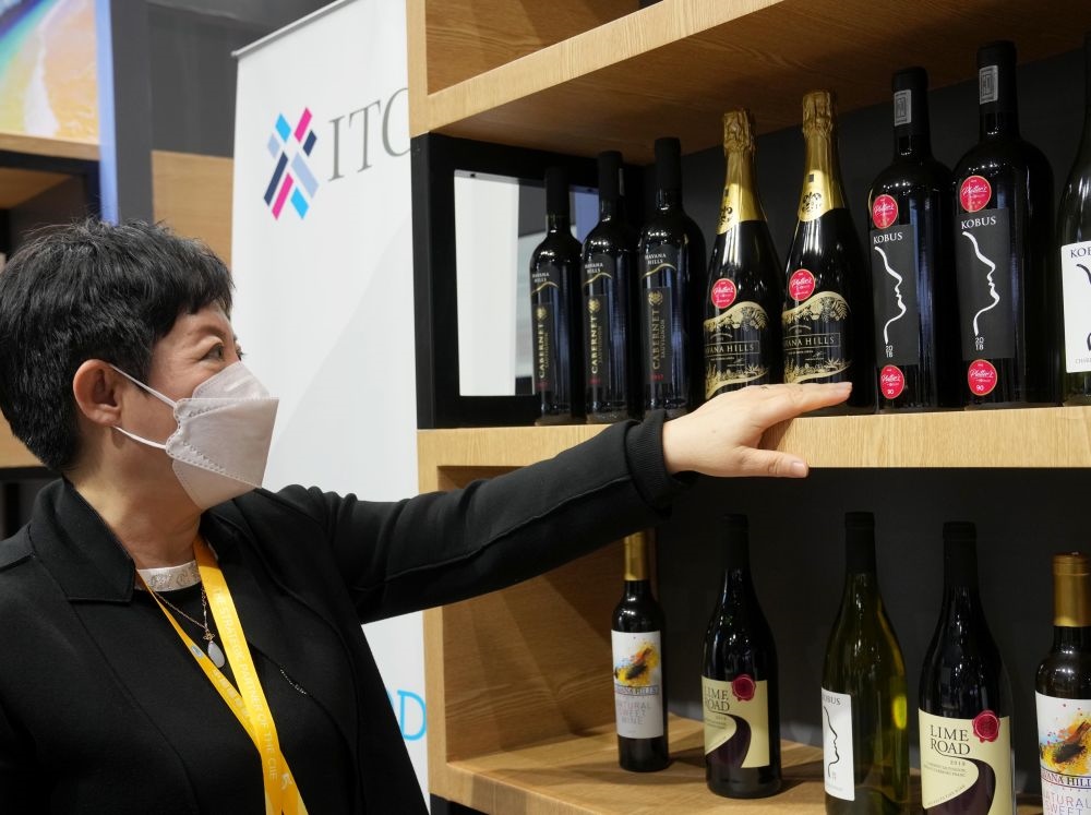 這是在中國上海舉行的第五屆進博會上拍攝的來自南非的葡萄酒（2022年11月7日攝）。