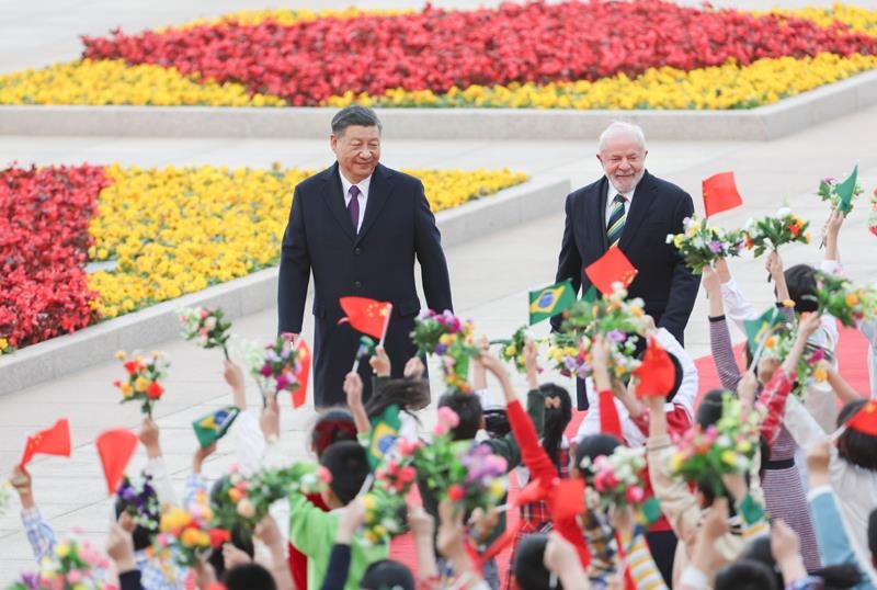 2023年4月14日，習(xí)近平主席在北京人民大會堂東門外廣場為來華進(jìn)行國事訪問的巴西總統(tǒng)盧拉舉行歡迎儀式。