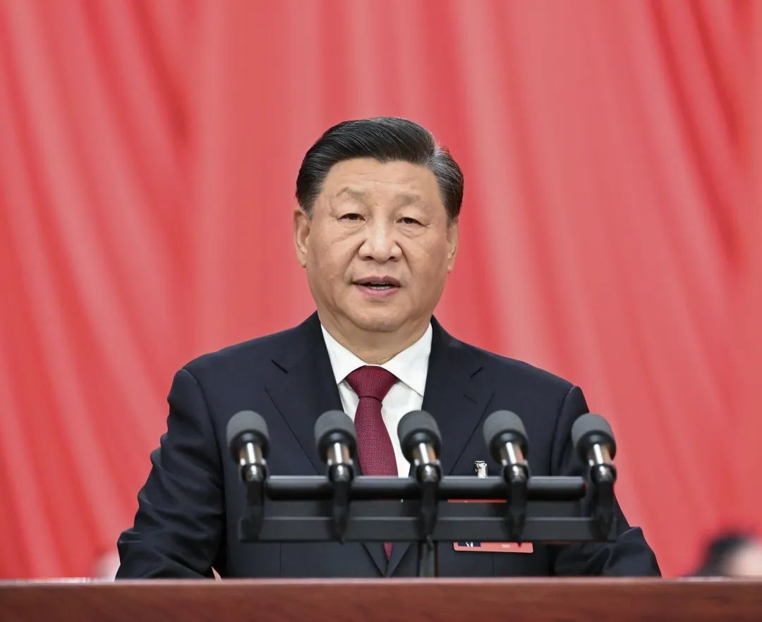 2022年10月16日，中國共產黨第二十次全國代表大會在北京人民大會堂開幕。習近平代表第十九屆中央委員會向大會作報告。圖/新華社記者 饒愛民 攝