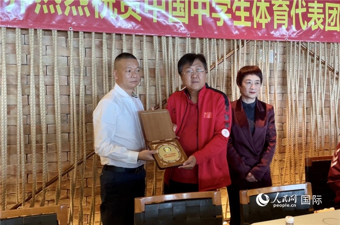 巴西中國(guó)和平統(tǒng)一促進(jìn)會(huì)會(huì)長(zhǎng)王俊曉向中國(guó)中學(xué)生體育代表團(tuán)團(tuán)長(zhǎng)劉立新贈(zèng)送紀(jì)念品。人民網(wǎng)記者 宋亦然攝