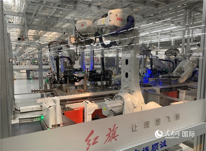 一汽—紅旗繁榮工廠內(nèi)的智能機器人。人民網(wǎng) 宋歌攝
