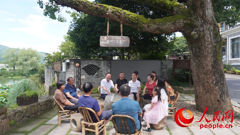 余杭區(qū)徑山鎮(zhèn)小古城村村民在“樟樹下議事”。人民網肖聰聰攝
