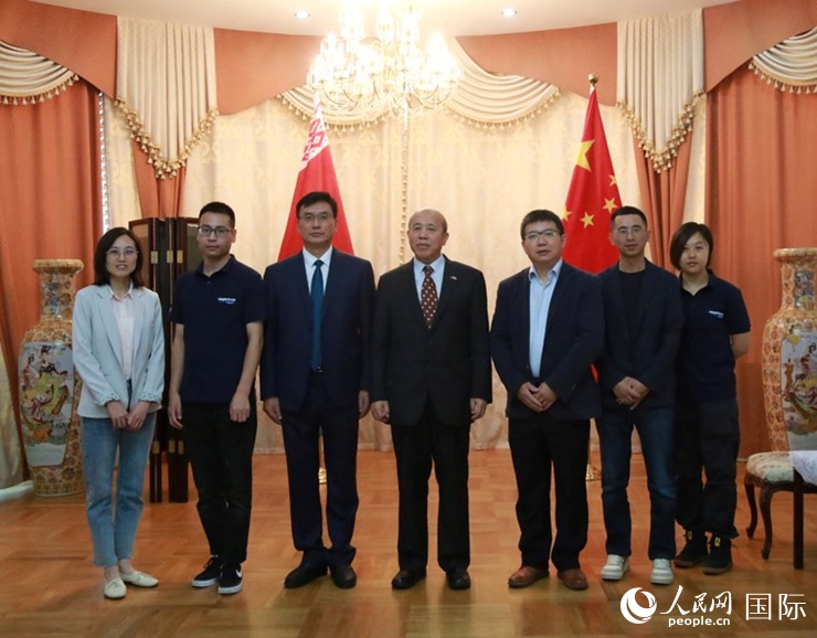 謝小用大使與人民網(wǎng)記者合影。