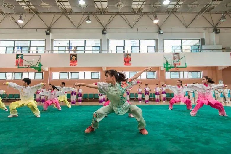 △今年暑假期間，浙江溫州舉行青少年學(xué)生陽光體育運(yùn)動會。