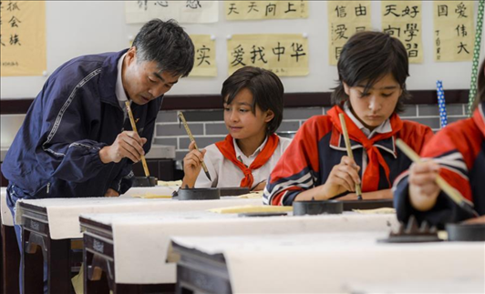 △新疆疏附縣托克扎克鎮(zhèn)中心小學(xué)書法教室內(nèi)，同學(xué)們正在學(xué)習(xí)寫毛筆字。